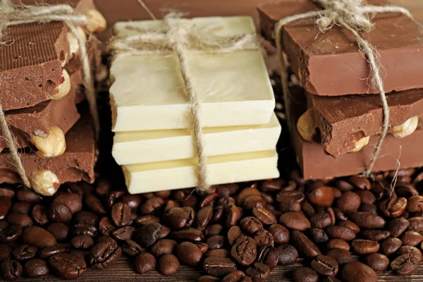 Schokolade mit Kaffeebohnen — Stockfoto