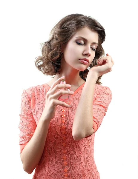 Hermosa mujer con frasco de perfume aislado en blanco — Foto de Stock