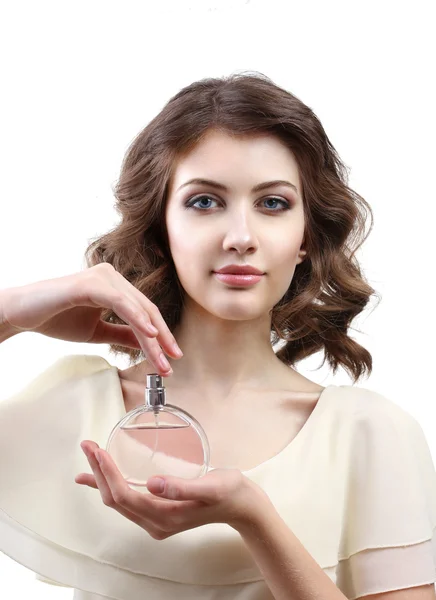 Hermosa mujer con frasco de perfume aislado en blanco — Foto de Stock