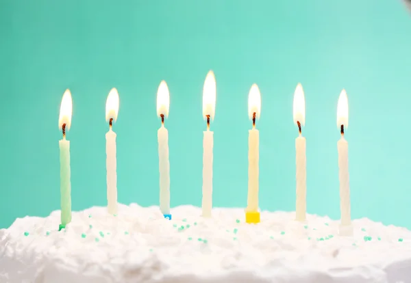 Gâteau d'anniversaire avec des bougies — Photo