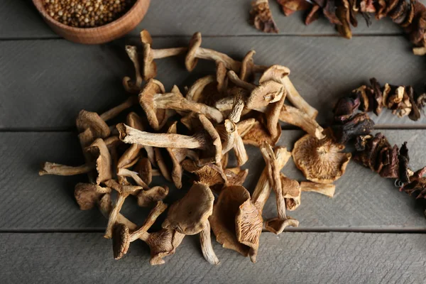 Suszone grzyby z przyprawami na drewniane tła — Zdjęcie stockowe