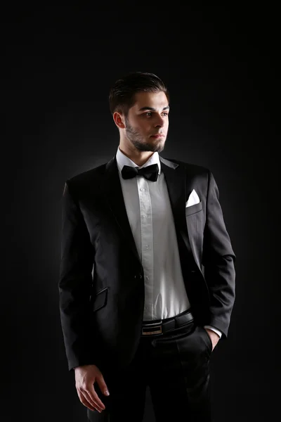 Elegante hombre de traje sobre fondo oscuro — Foto de Stock