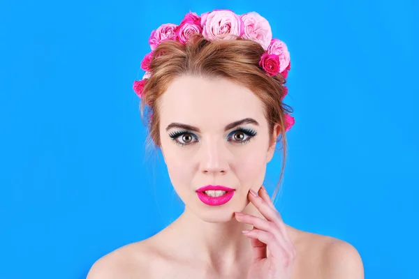 Jeune femme avec des fleurs — Photo