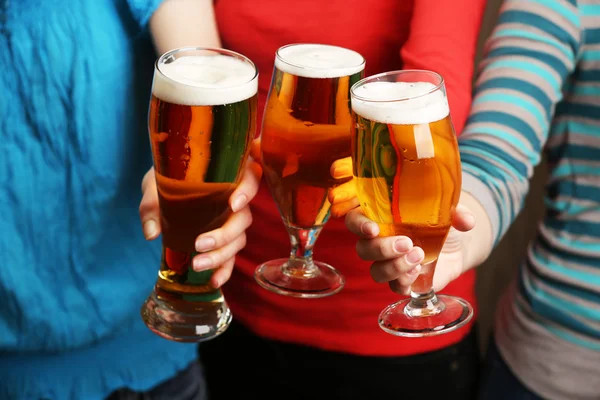 Cerveza en manos femeninas — Foto de Stock