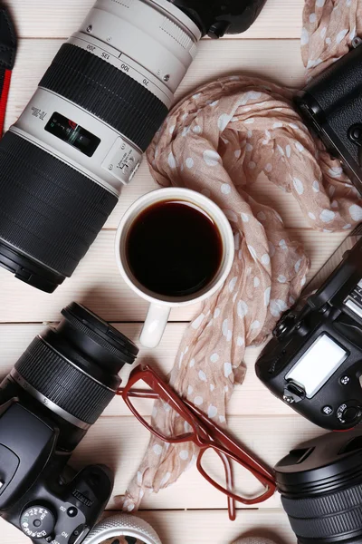 Stillleben mit modernen Kameras auf Holztisch, Draufsicht — Stockfoto
