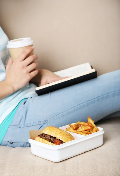 Vrouw met ongezonde fast food, close-up — Stockfoto