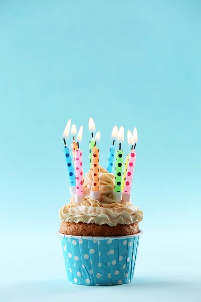 Cupcake de aniversário com velas no fundo de cor — Fotografia de Stock