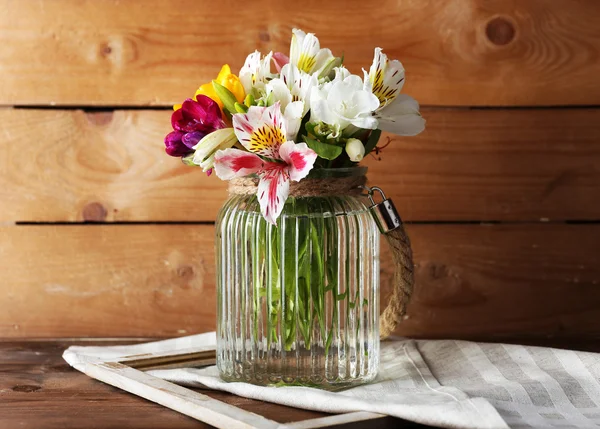 Schöne Frühlingsblumen auf hölzernem Hintergrund — Stockfoto