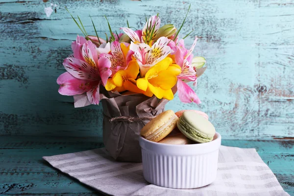 Gyönyörű virágok finom macaroon — Stock Fotó