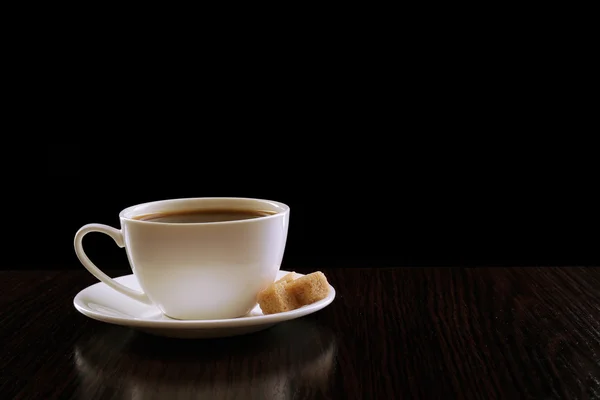 Koyu arka plan üzerinde ahşap masa üzerinde Lump & şekerli kahve — Stok fotoğraf