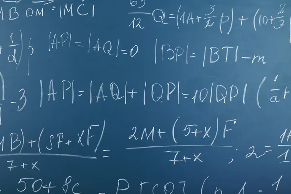 Matematik formler på svarta tavlan bakgrund — Stockfoto