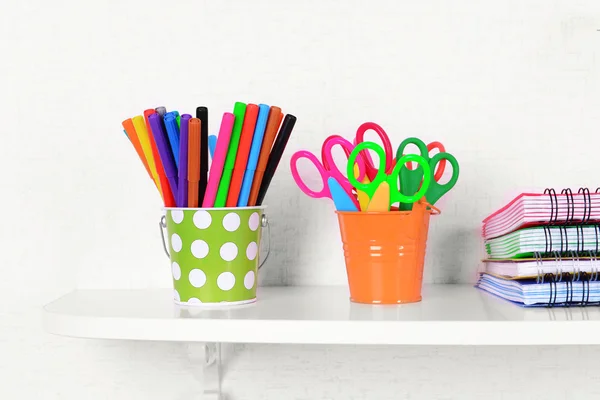 Regale mit Schreibwaren im Kinderzimmer in Großaufnahme — Stockfoto