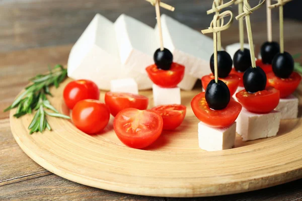 Сырные канапе с помидорами черри — стоковое фото