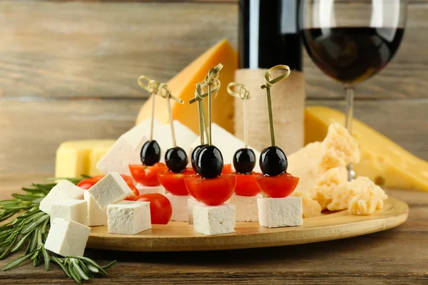 Şarapla peynir kanepeler — Stok fotoğraf