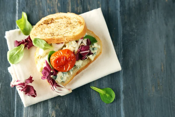 Gustoso panino sul tavolo di legno — Foto Stock