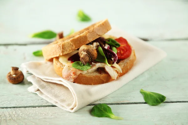 Gustoso panino sul tavolo di legno — Foto Stock