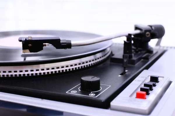 Gramofone com um disco de vinil, close-up — Fotografia de Stock
