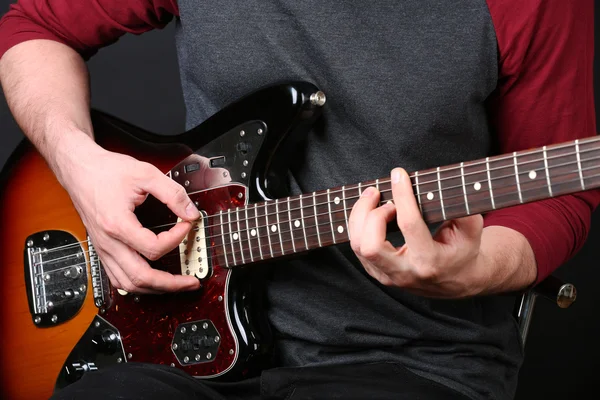 Hombre tocando en la guitarra — Foto de Stock