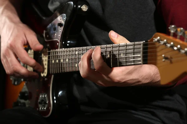 Man playing on guitar — Stock Photo, Image