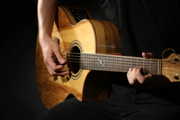 Homme jouant à la guitare — Photo