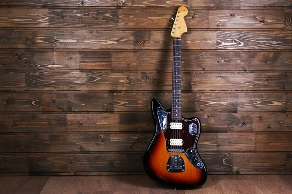 Chitarra elettrica su sfondo di legno — Foto Stock