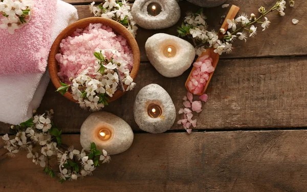Schöne Wellness-Komposition mit Frühlingsblumen auf Holzgrund — Stockfoto