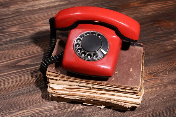 Téléphone rouge rétro sur table close-up — Photo