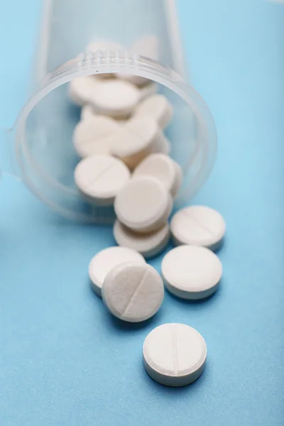 Un mucchio di pillole su sfondo di colore — Foto Stock