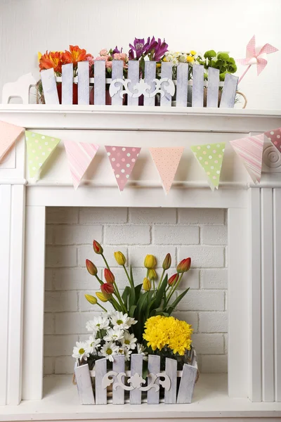 Bellissimi fiori in vaso ornamentale sul caminetto — Foto Stock