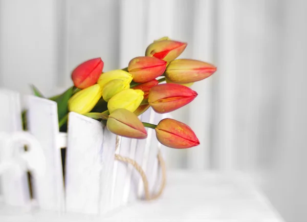 Hermosos tulipanes en maceta ornamental —  Fotos de Stock