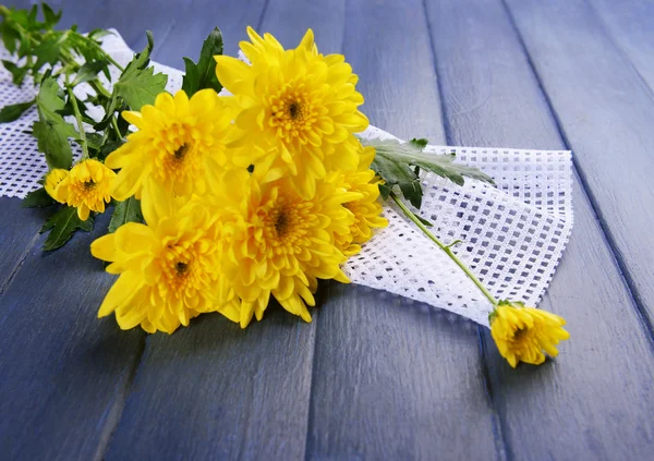 木製のテーブルにナプキンと黄菊の美しい花束 — ストック写真