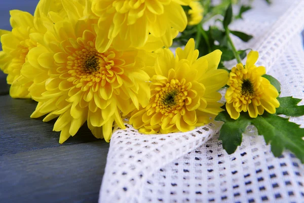 Hermoso crisantemo amarillo en la servilleta de cerca — Foto de Stock