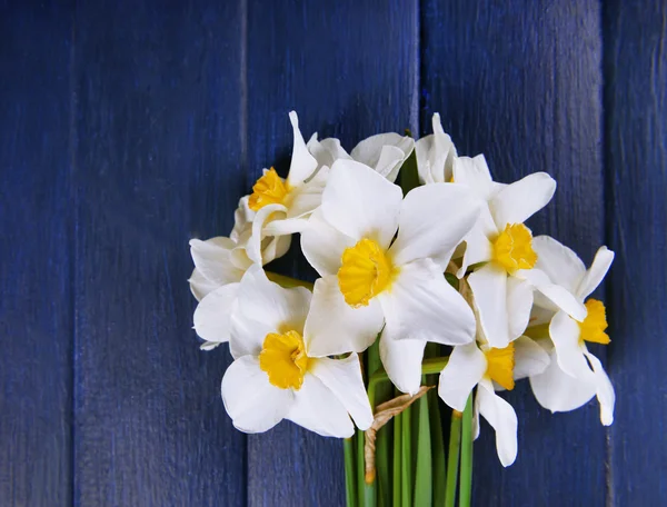 Bellissimo bouquet di narcisi su sfondo di legno — Foto Stock