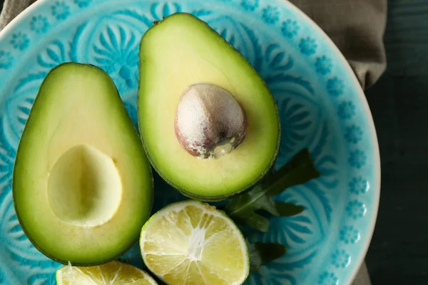 Aguacate y limón en rodajas —  Fotos de Stock