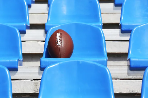 Ballon de rugby sur le siège du stade — Photo