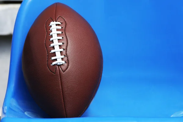 Ballon de rugby sur le siège du stade — Photo