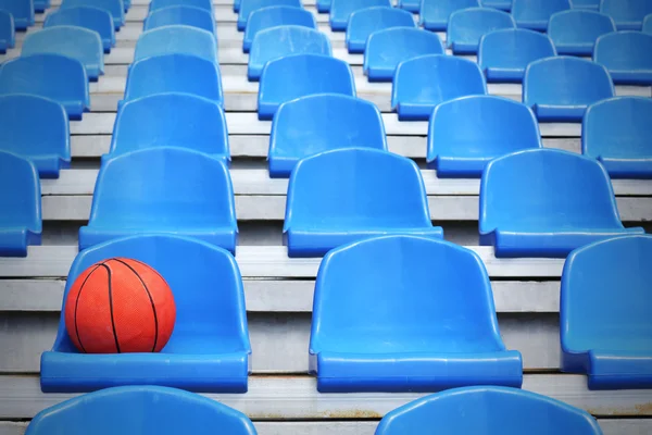 Pallone da basket sul sedile dello stadio — Foto Stock