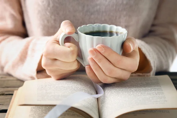 Femme tenant une tasse de café — Photo