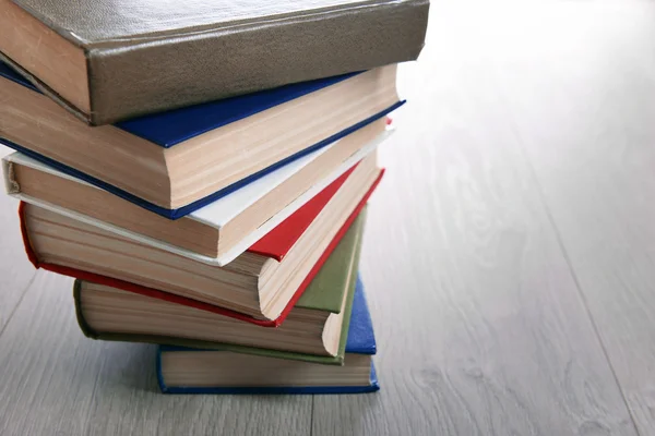 Bücherstapel auf Holzgrund — Stockfoto
