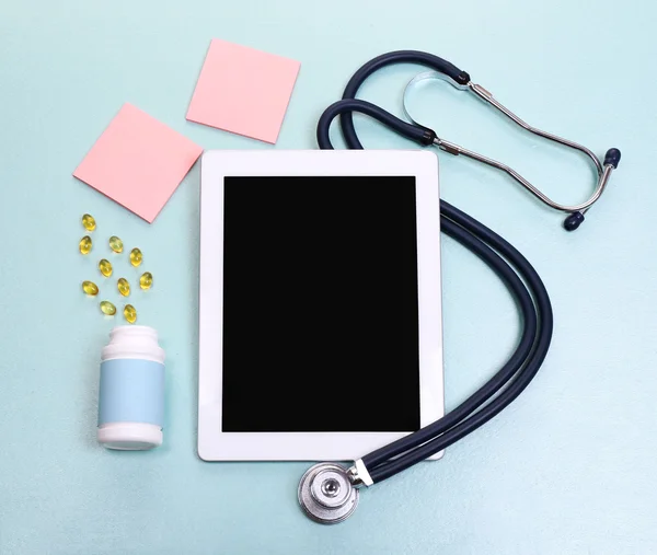 Compressa medica con stetoscopio su sfondo blu — Foto Stock