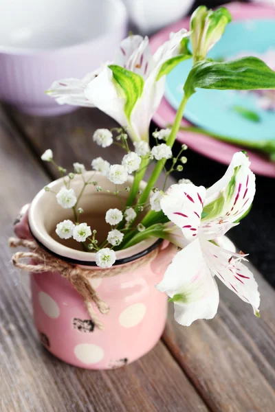 Geschirr mit Blumen auf dem Tisch — Stockfoto