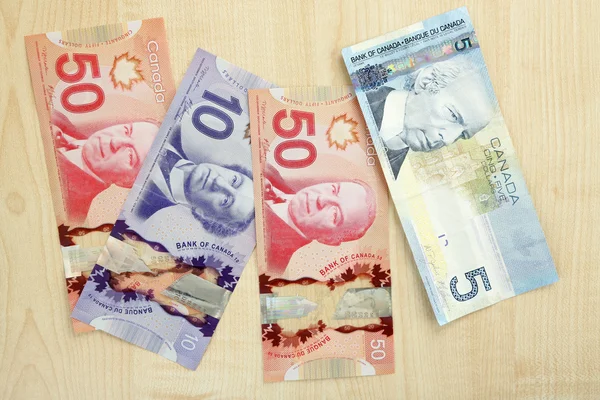 Ahşap masa üzerinde Kanada Doları — Stok fotoğraf