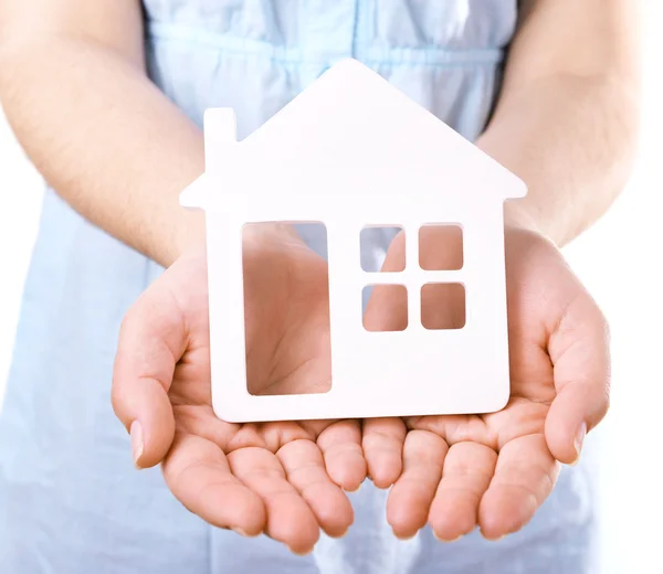 Händer med liten modell av huset — Stockfoto