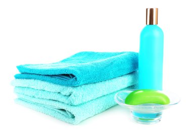 Havlu şampuan şişesi ve üzerinde beyaz izole sabun ile