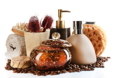 Kozmetik Şişeler, sabun ve havlu, beyaz izole bileşimi
