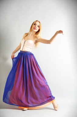 Etkileyici genç model gri arka plan üzerinde