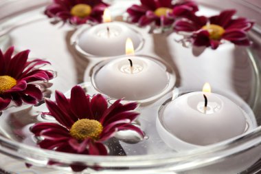 Çiçekler ve mumlar, closeup ile spa su kase