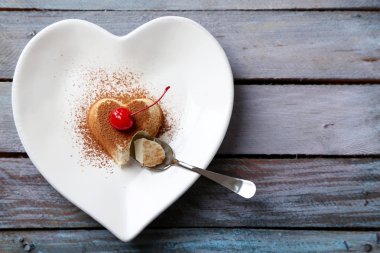 Lezzetli panna cotta tatlı plaka, ahşap masa üzerinde