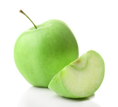 Dilimlenmiş elma beyaza izole edilmiş.