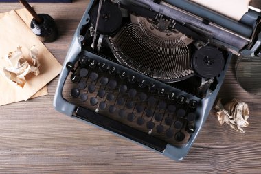 Retro daktiloda ahşap masa, üstten görünüm